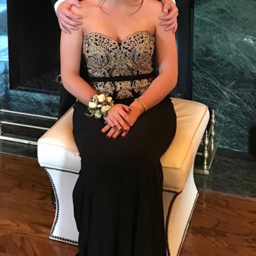 Catchet gold fitted prom dress. - Picture 5 of 5